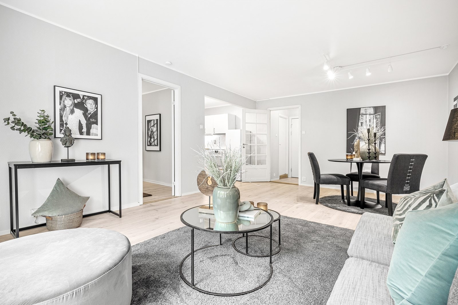 Det er god plass til et stort spisebord i stuen Galleribilde