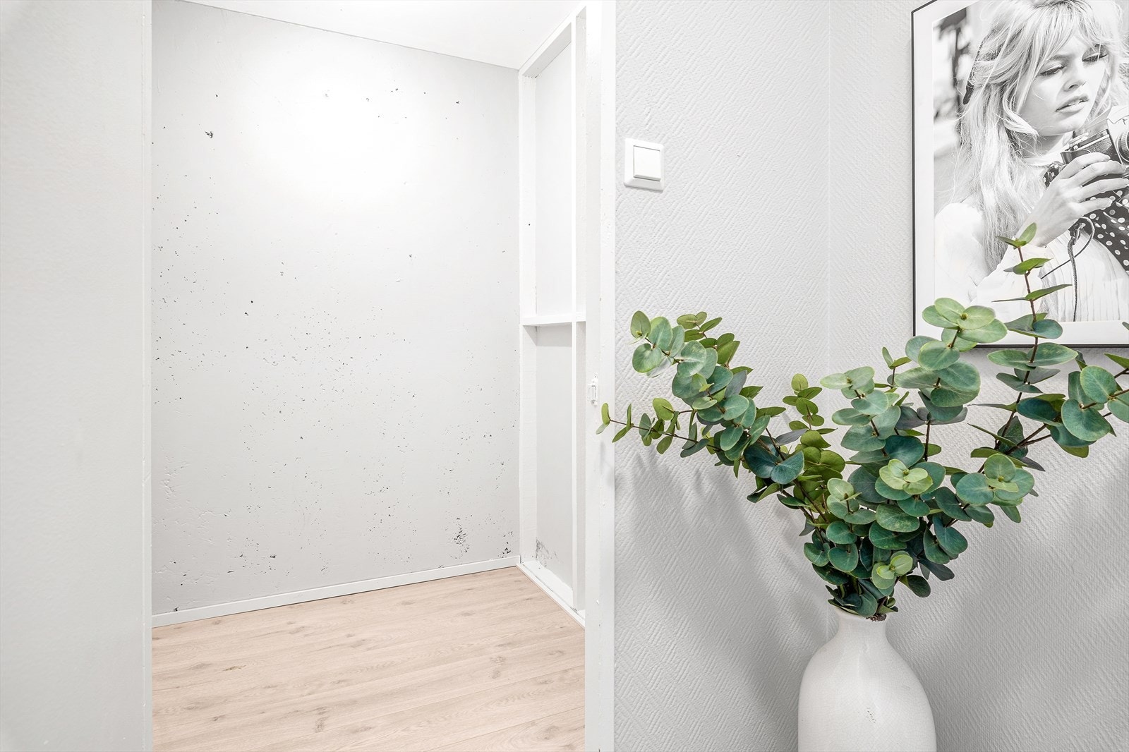 Leiligheten disponerer en innebod for ekstra oppbevaring og plass Galleribilde