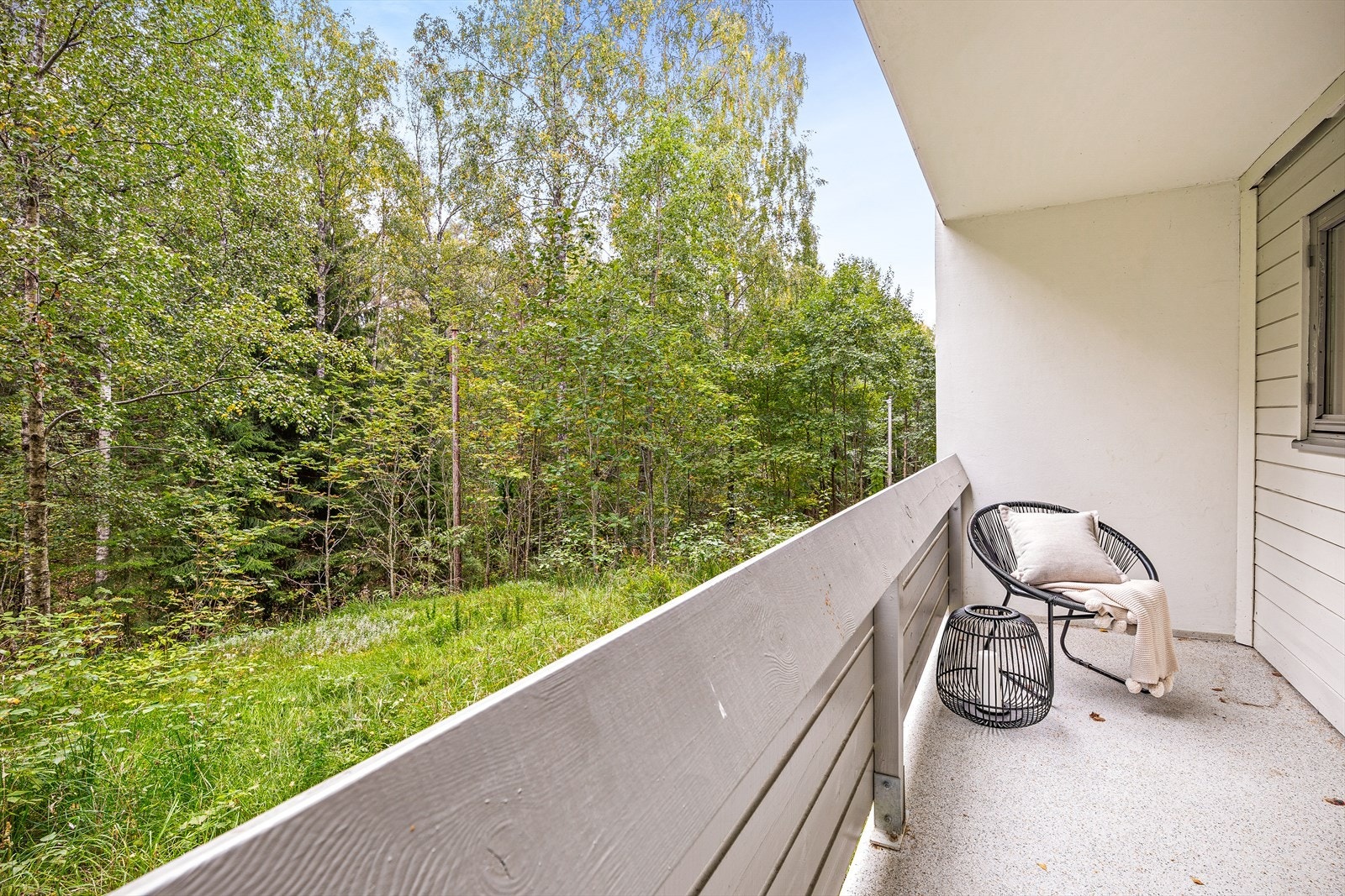 Balkongen vender ut mot rolig skogholt Galleribilde