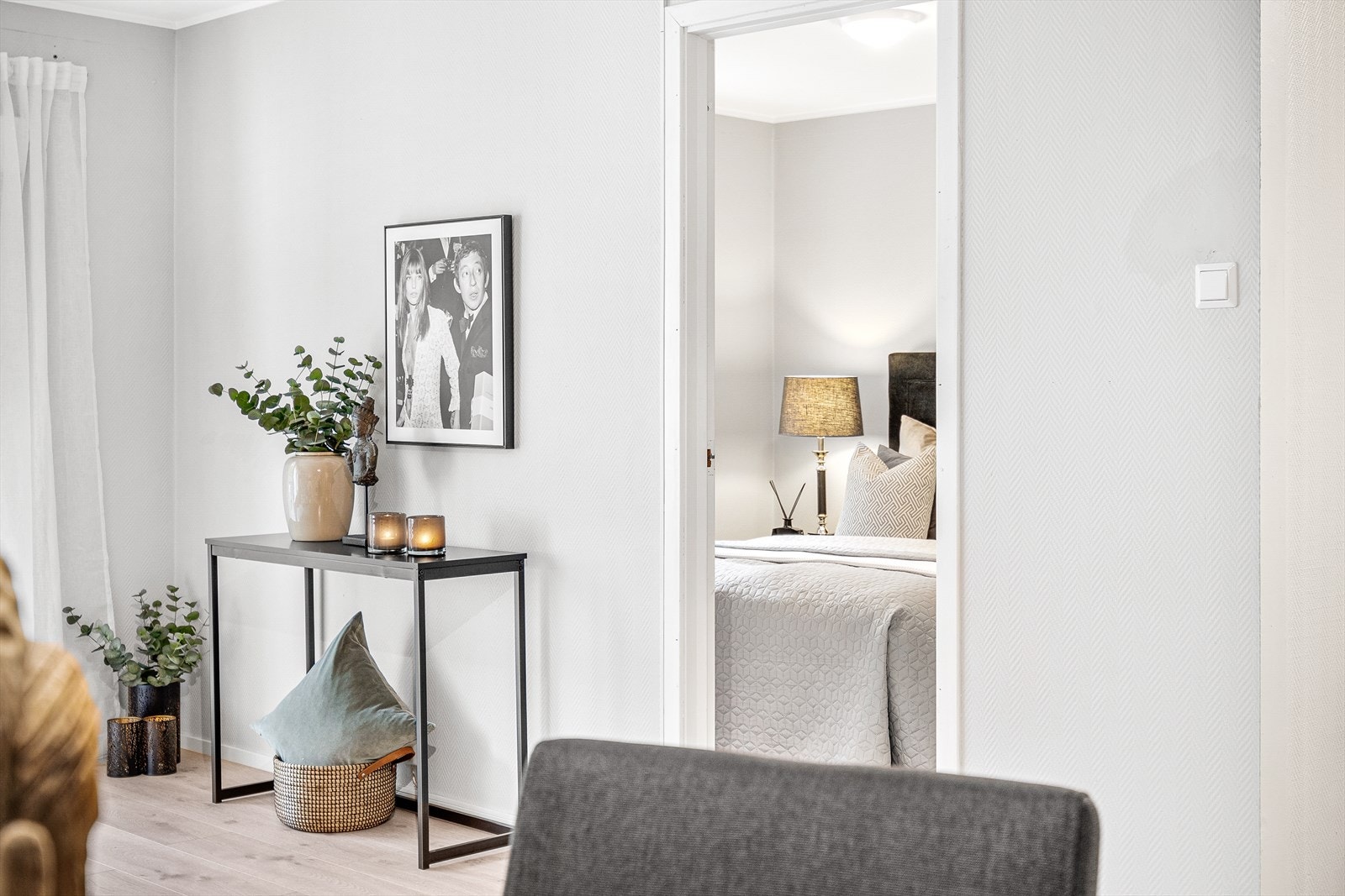 Leiligheten har ett romslig soverom Galleribilde