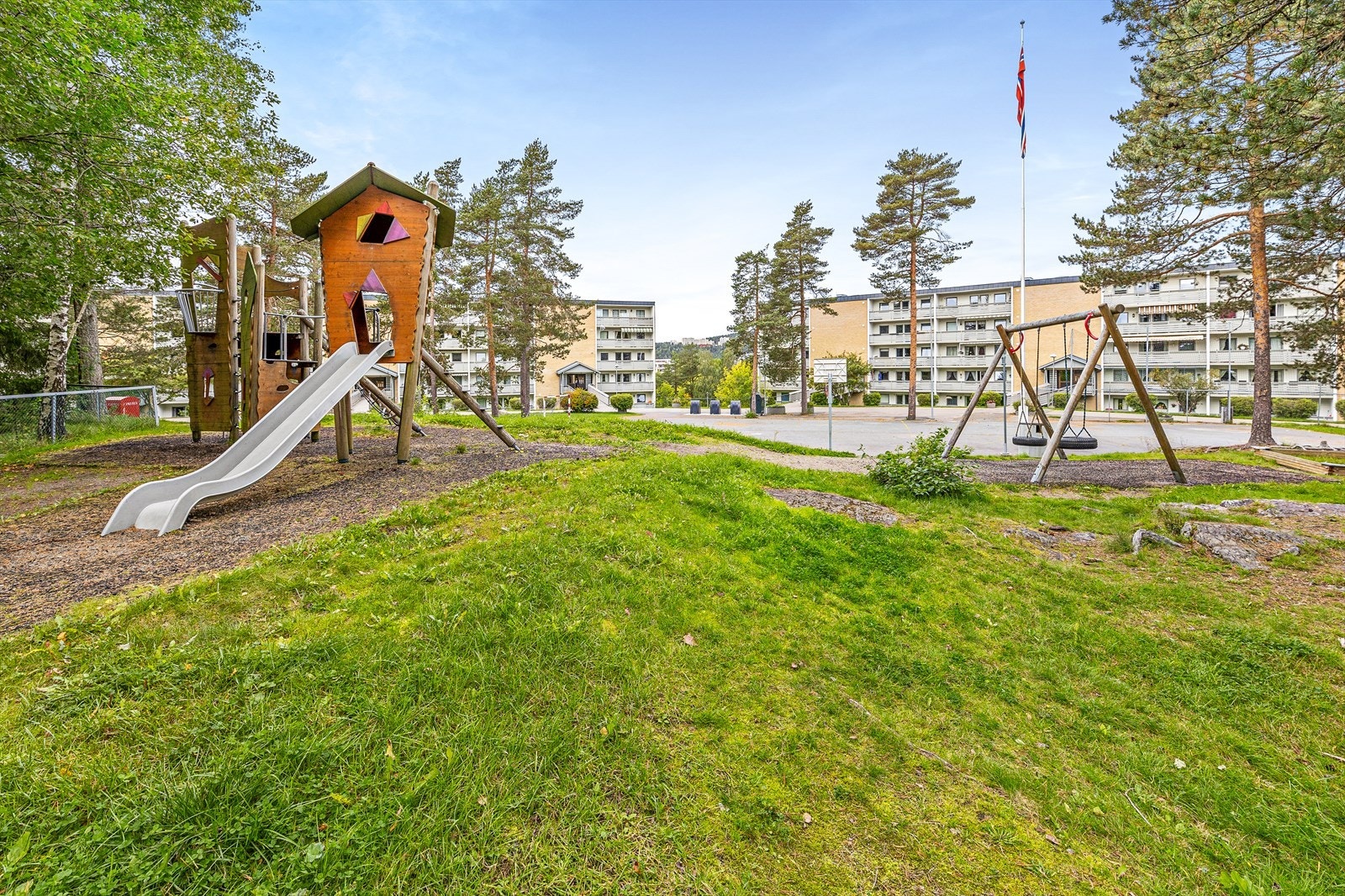 Morsom lekeplass for barn rett utenfor leilighetsbygget Galleribilde