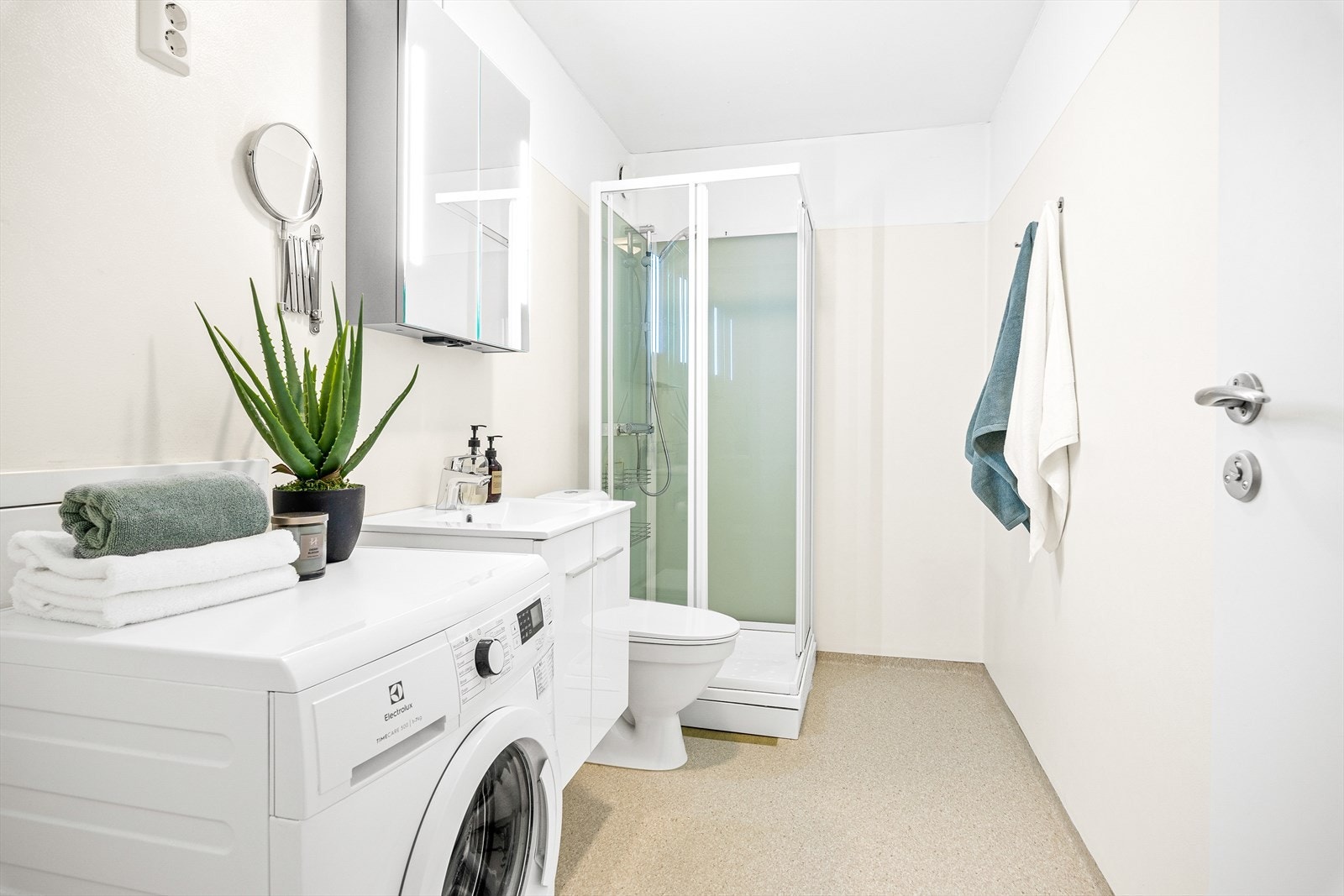 Romslig bad med oppgradert innredning i 2019 Galleribilde