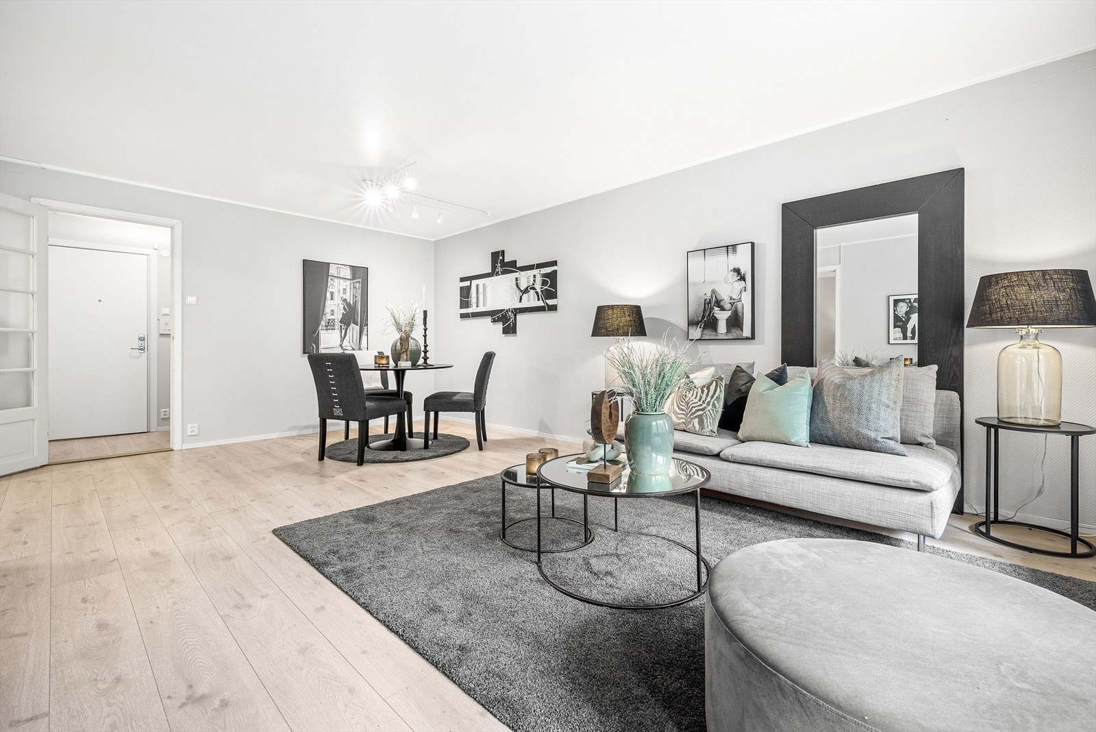 Utformingen av rommet skaper en åpen atmosfære og gjør det enkelt å samle familie og venner Galleribilde