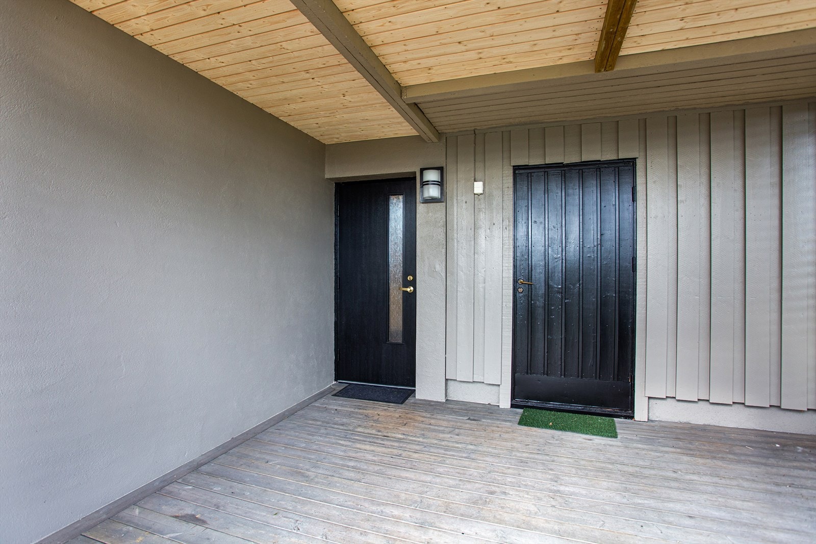 Overbygget inngangsparti til bi-inngang. Det er dette som vil bli hovedinngang for hoveddel dersom en ønsker å leie ut leiligheten i underetasjen. Galleribilde