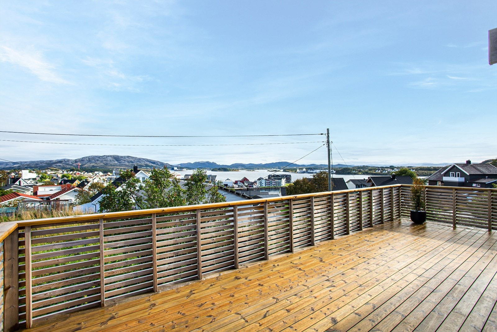 Fra verandaen er det flott utsikt ut mot Nærøysundet, her er det solrikt fra morgen til tidlige kveld på sommeren Galleribilde