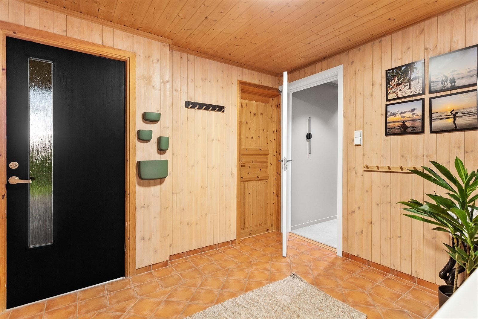 I underetasjen finnes det en bi-inngang med adkomst rett til vaskerommet. Dør inn til høyre fører til trappegang. Galleribilde