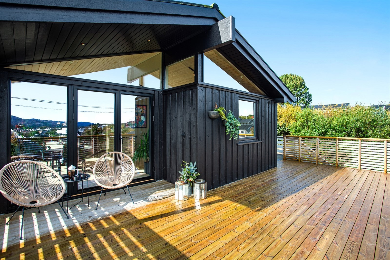 Stor og flott terrasse i 2. etasje med adkomst fra stue. Her kan du enkelt innrede flere soner etter eget ønske og behov. Galleribilde