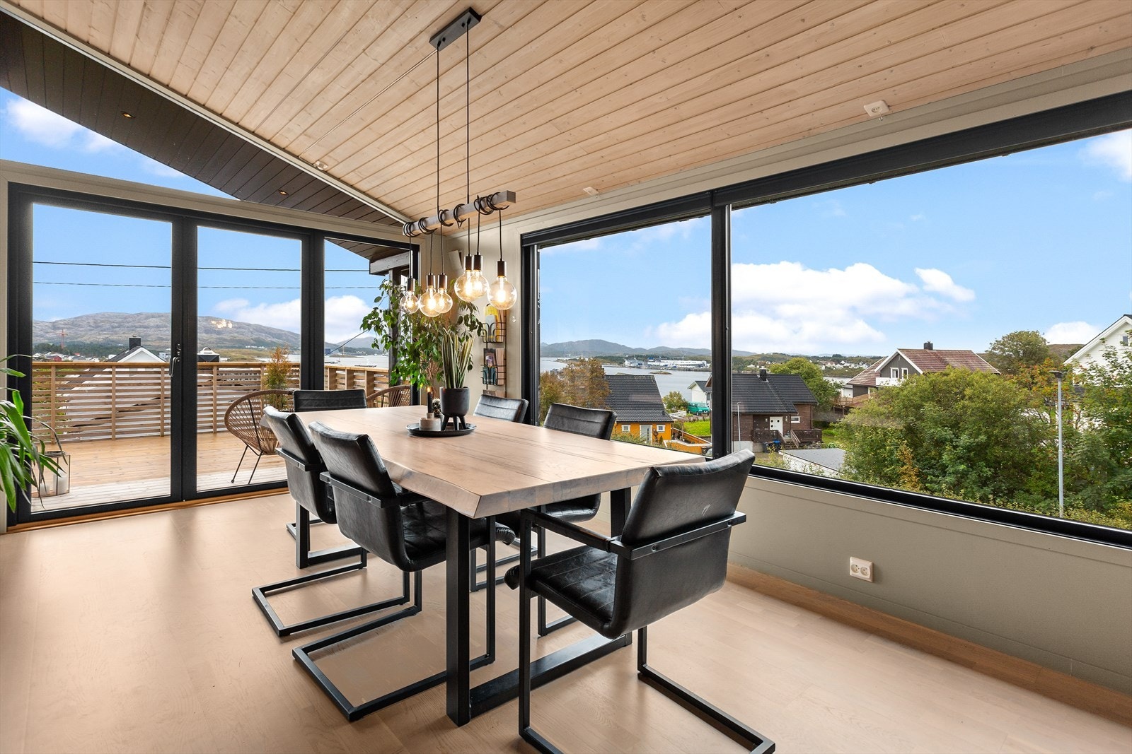 Med høyden som boligen ligger på har du fantastisk utsikt fra terrasse og stuevinduer. Galleribilde