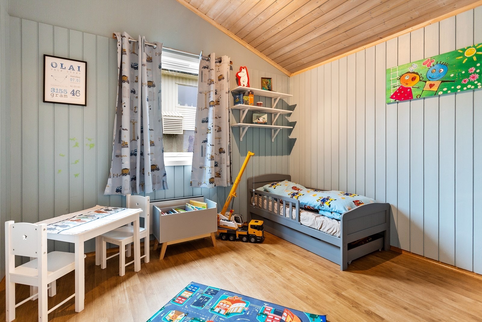 Soverom 2 også av god størrelse. Passer fint som barnerom med god plass til seng, garderobe og annet ønsket møblement. Galleribilde
