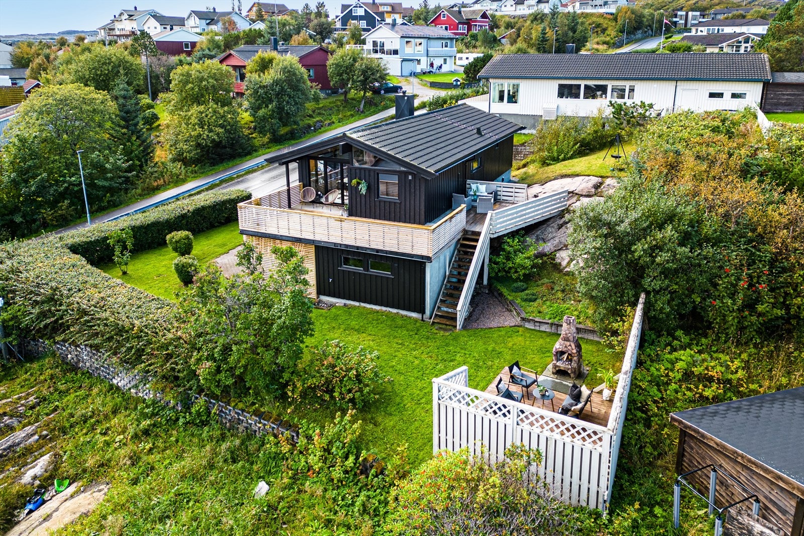 Boligen har en flott opparbeidet tomt med flere flotte uteområder som passer store og små. Galleribilde