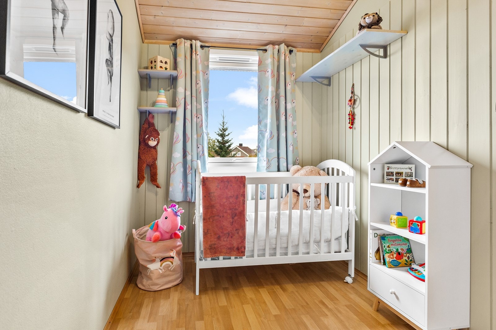 Soverom 3 er noe mindre men med god plass til å innrede med seng, garderobe eller innredning etter eget ønske og behov. Galleribilde