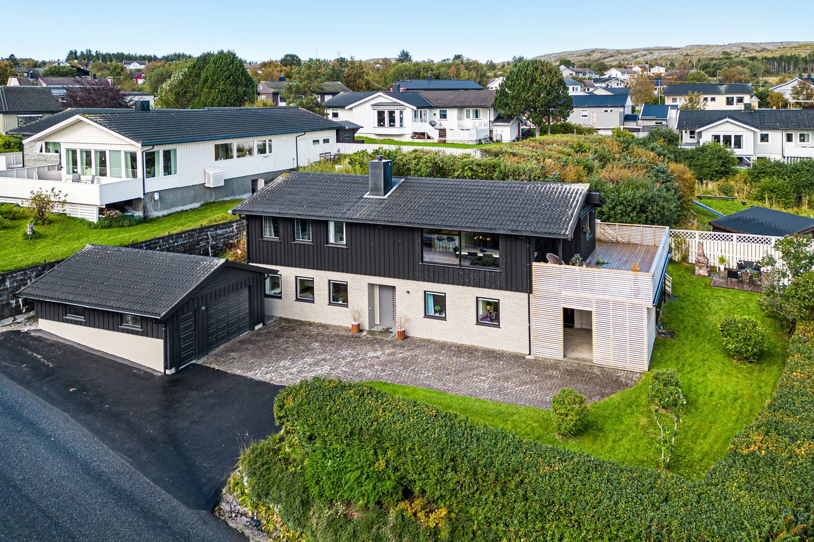 Stor og flott hage delvis skjermet med hekk. Galleribilde
