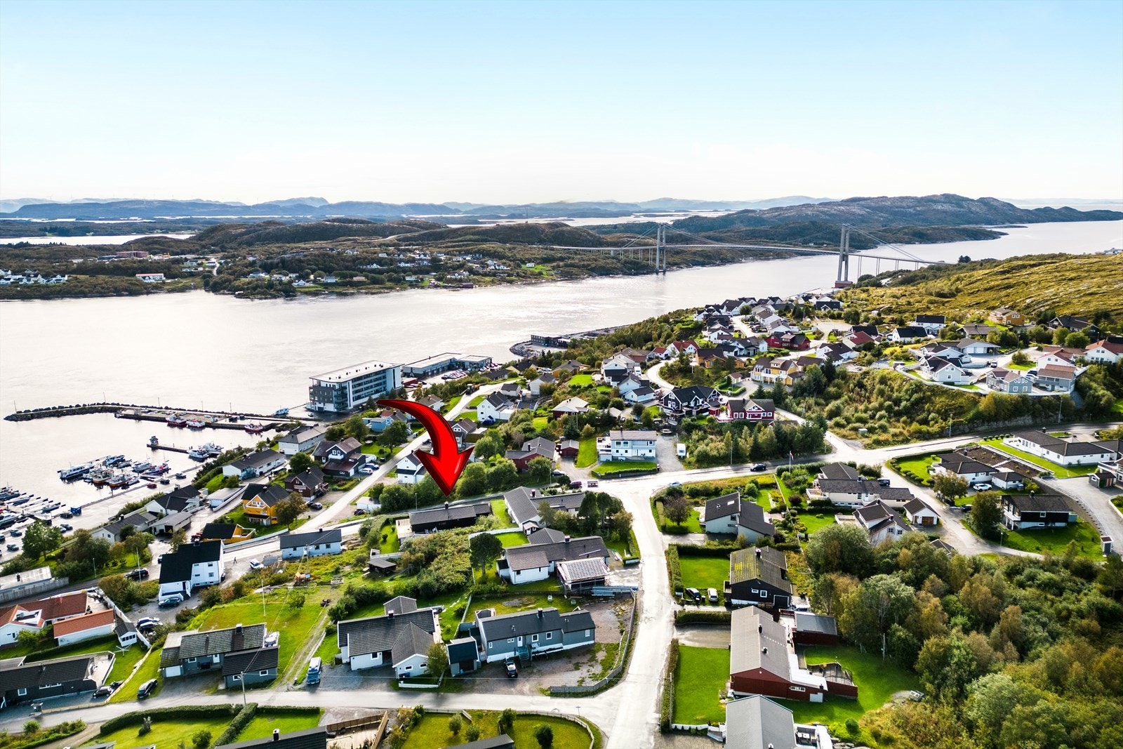Områdebilde. Her bor du i nærhet til både sjø og fjell. Galleribilde