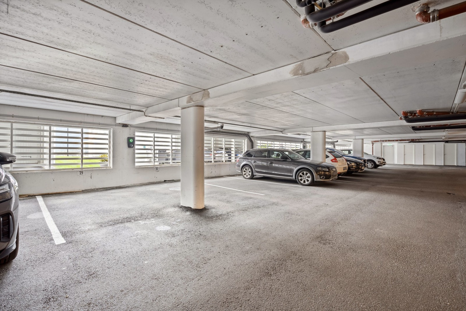 Andelen disponerer også fast parkeringsplass i felles garasjeanlegg. Galleribilde