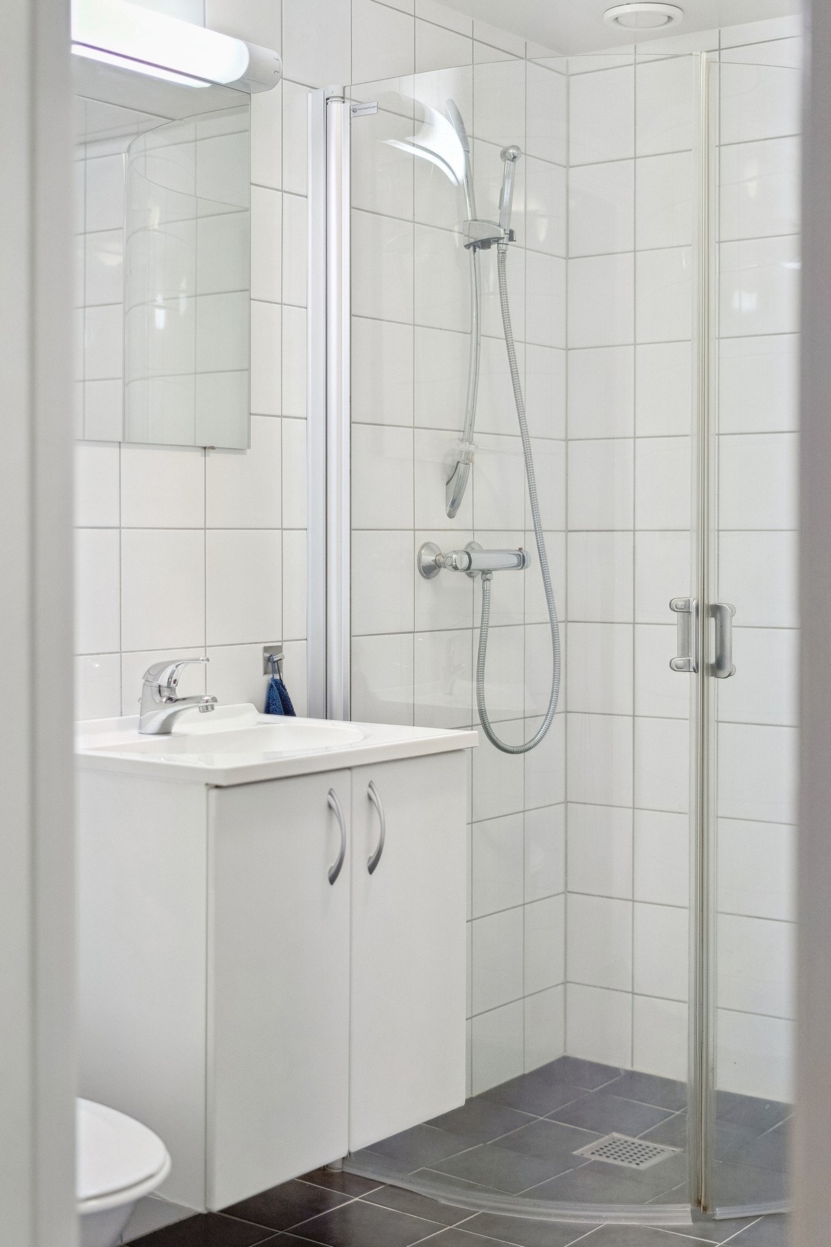 Badet er ellers innredet med baderomsinnredning, toalett og dusjnisje. Galleribilde