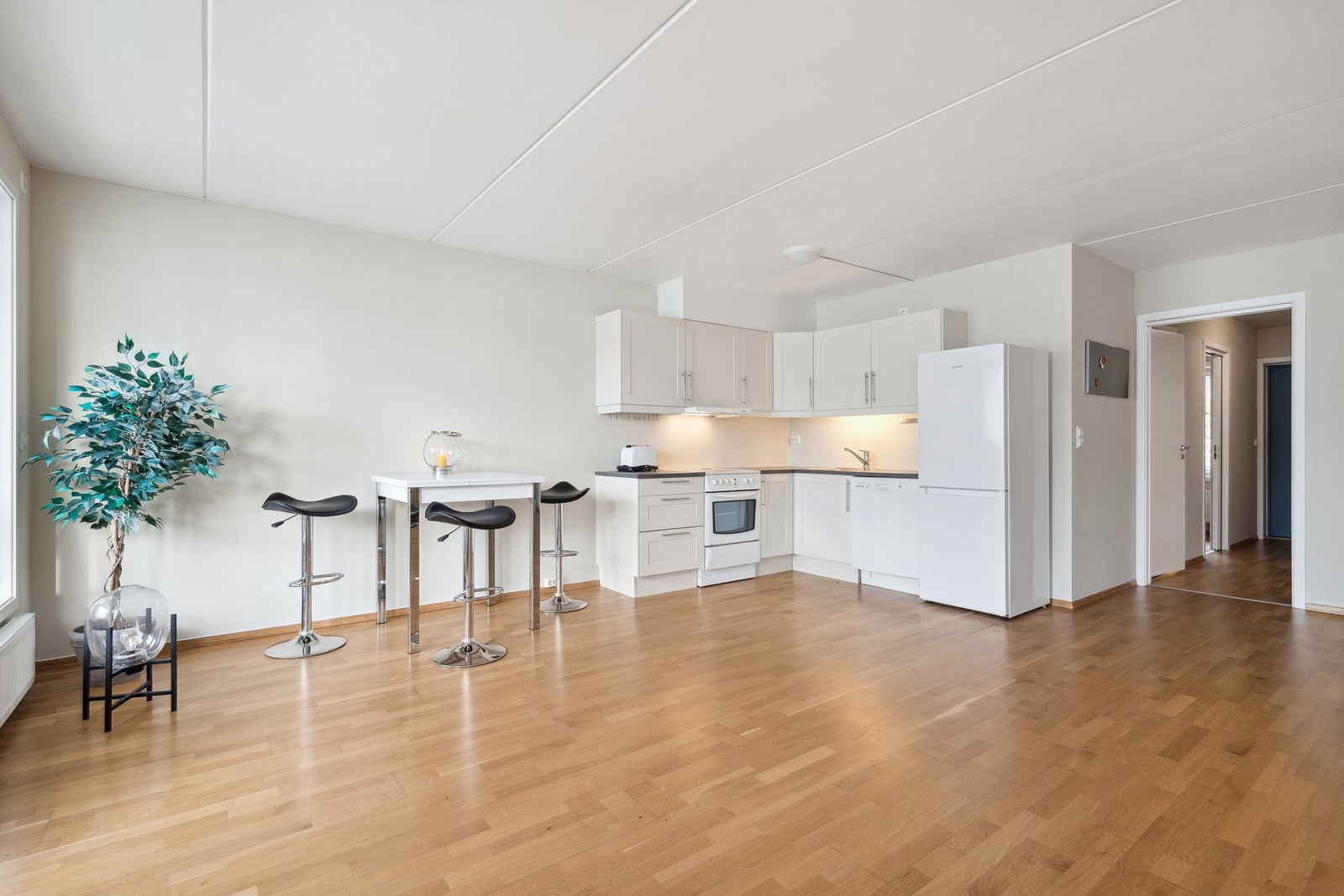 Her har man god plass til både spise- og sittegruppe. Galleribilde