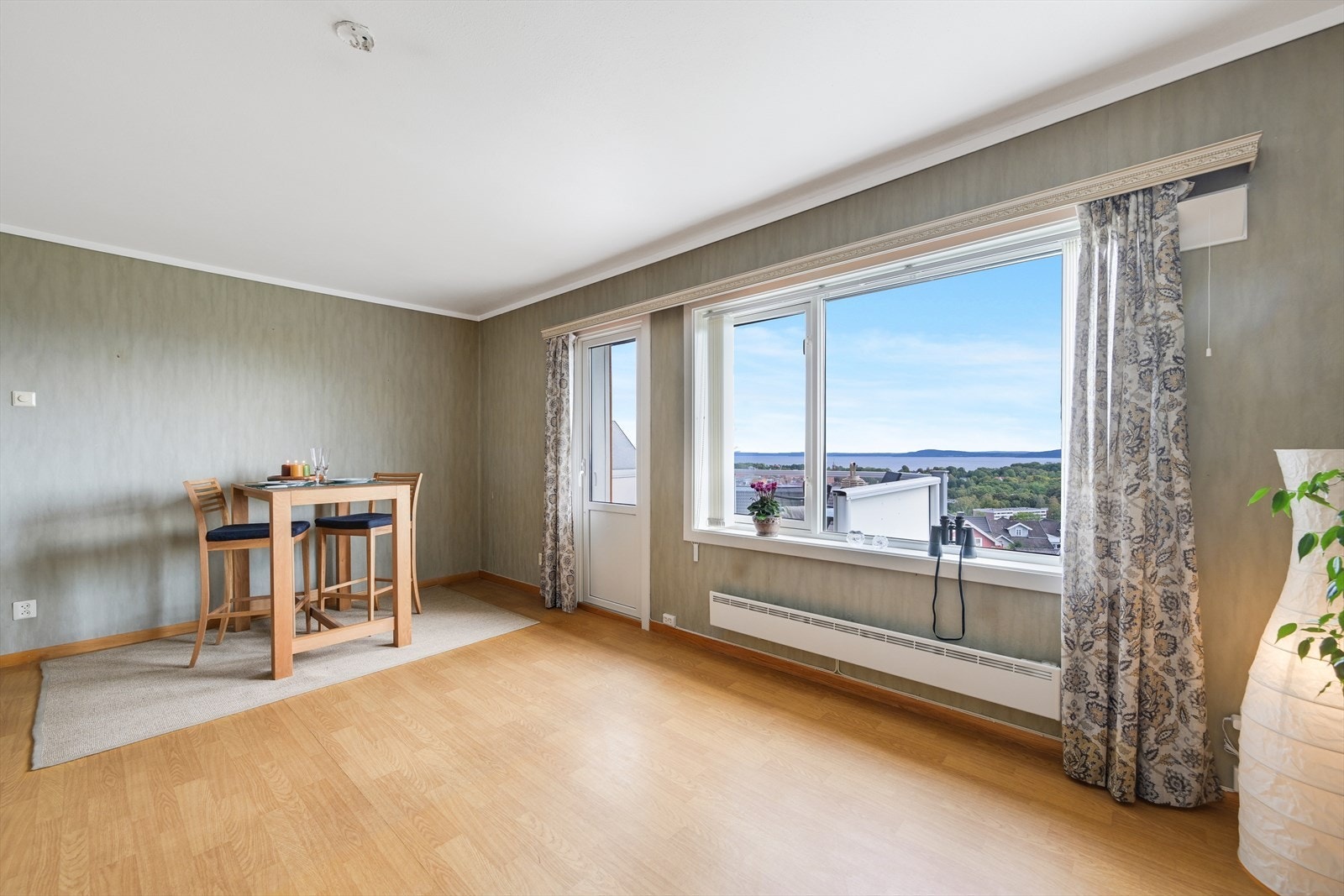 Stue med utgang til balkong. Galleribilde