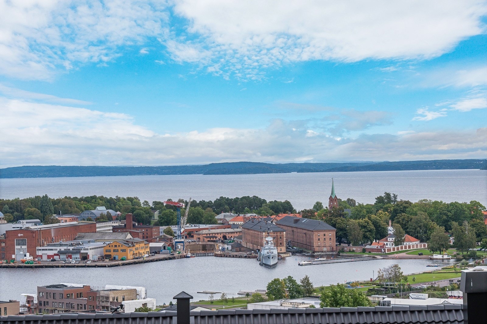 Utsikt over Indrehavn og Karljohansvern Galleribilde