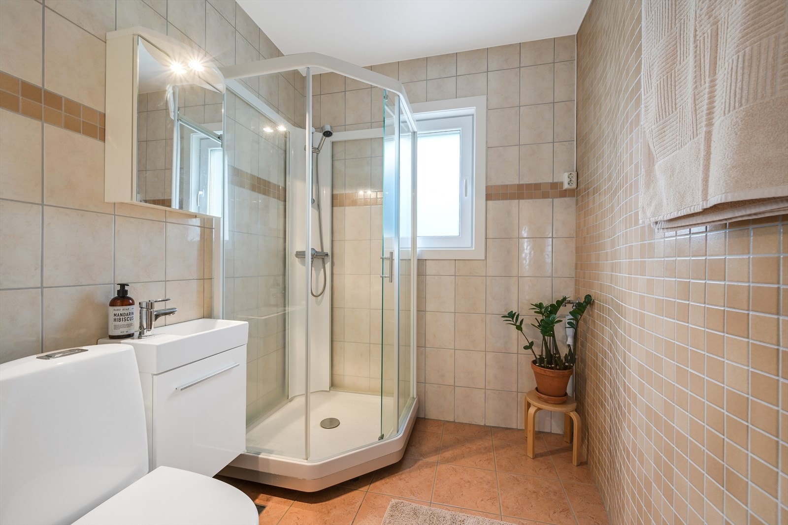 Pent flislagt bad med varmekabler på gulv, wc, servant og dusjkabinett. Galleribilde