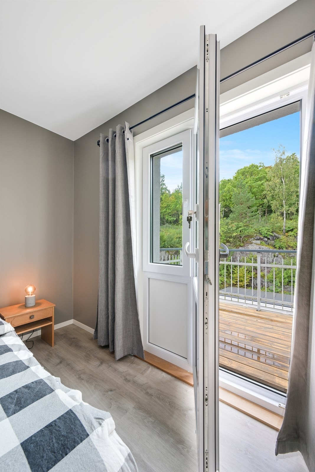 Soverom med utgang til balkong Galleribilde