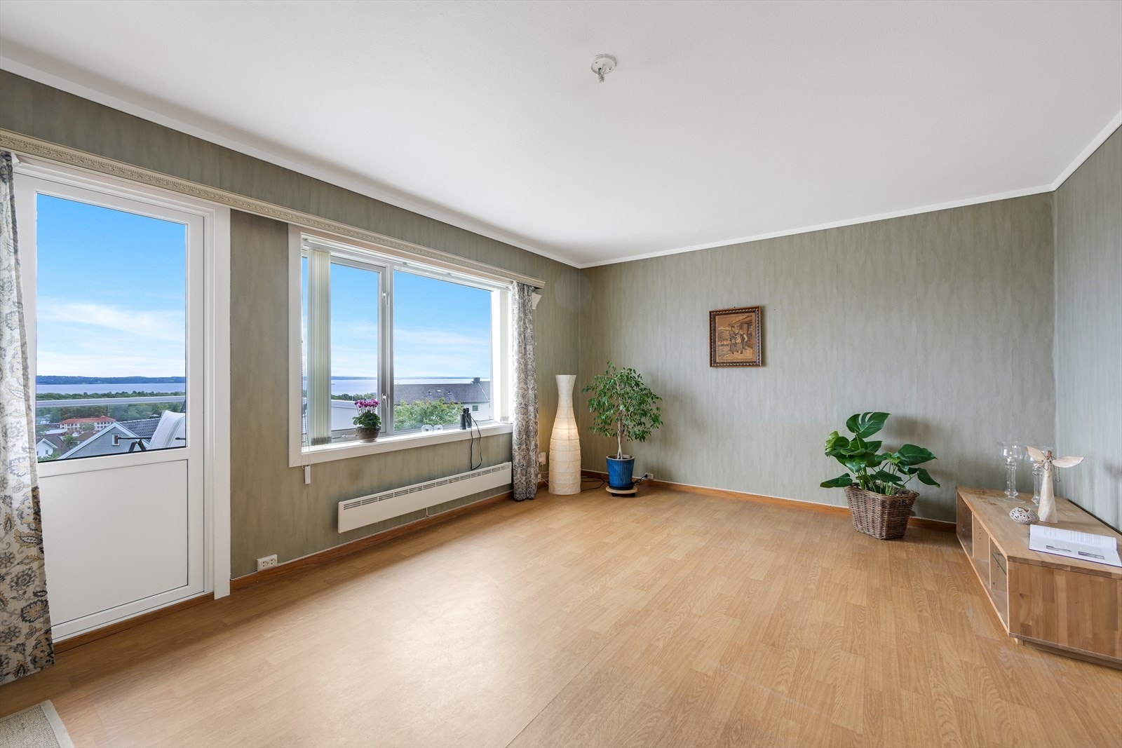 Stue med utgang til balkong med panorama utsikt Galleribilde