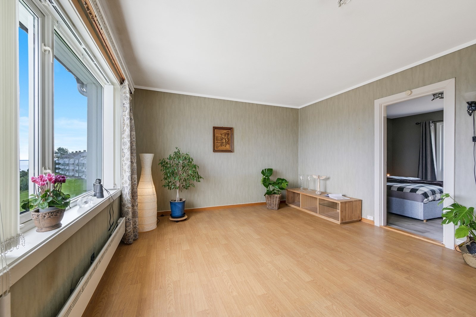 Stue med videre adkomst til hovedsoverom. Galleribilde