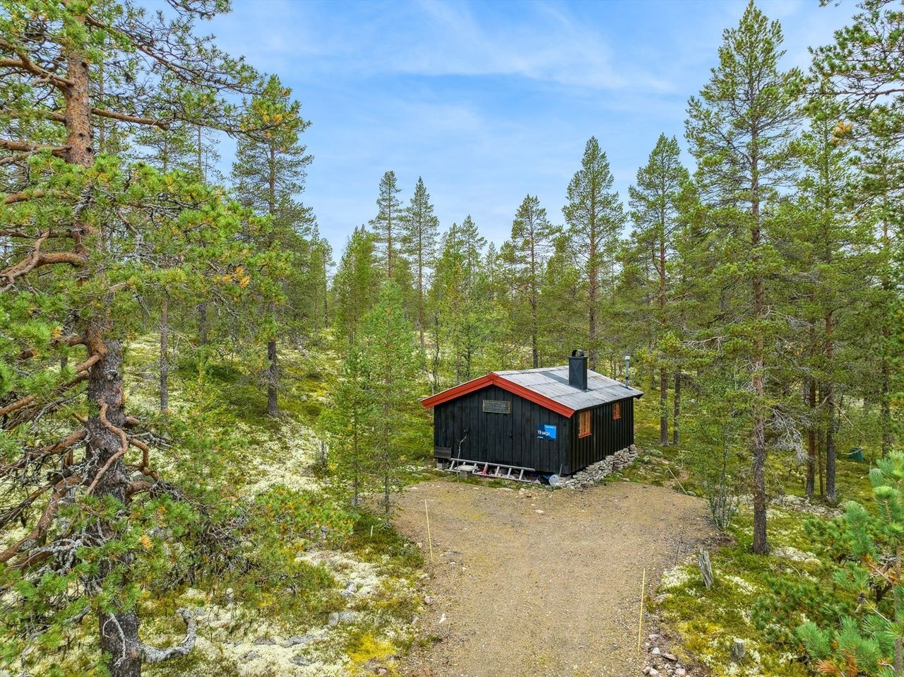 Hytta ligger i et området med flott tur, jakt- og fisketerreng. Galleribilde