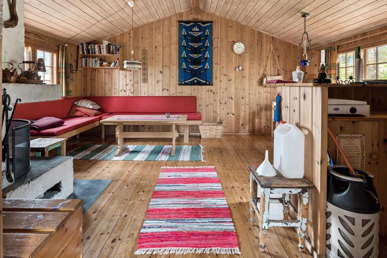 Det er også etablert sofagruppe, stuebord og spisestue i stuen. Rommet er romslig med plass til annet møblement også etter ønske. Galleribilde