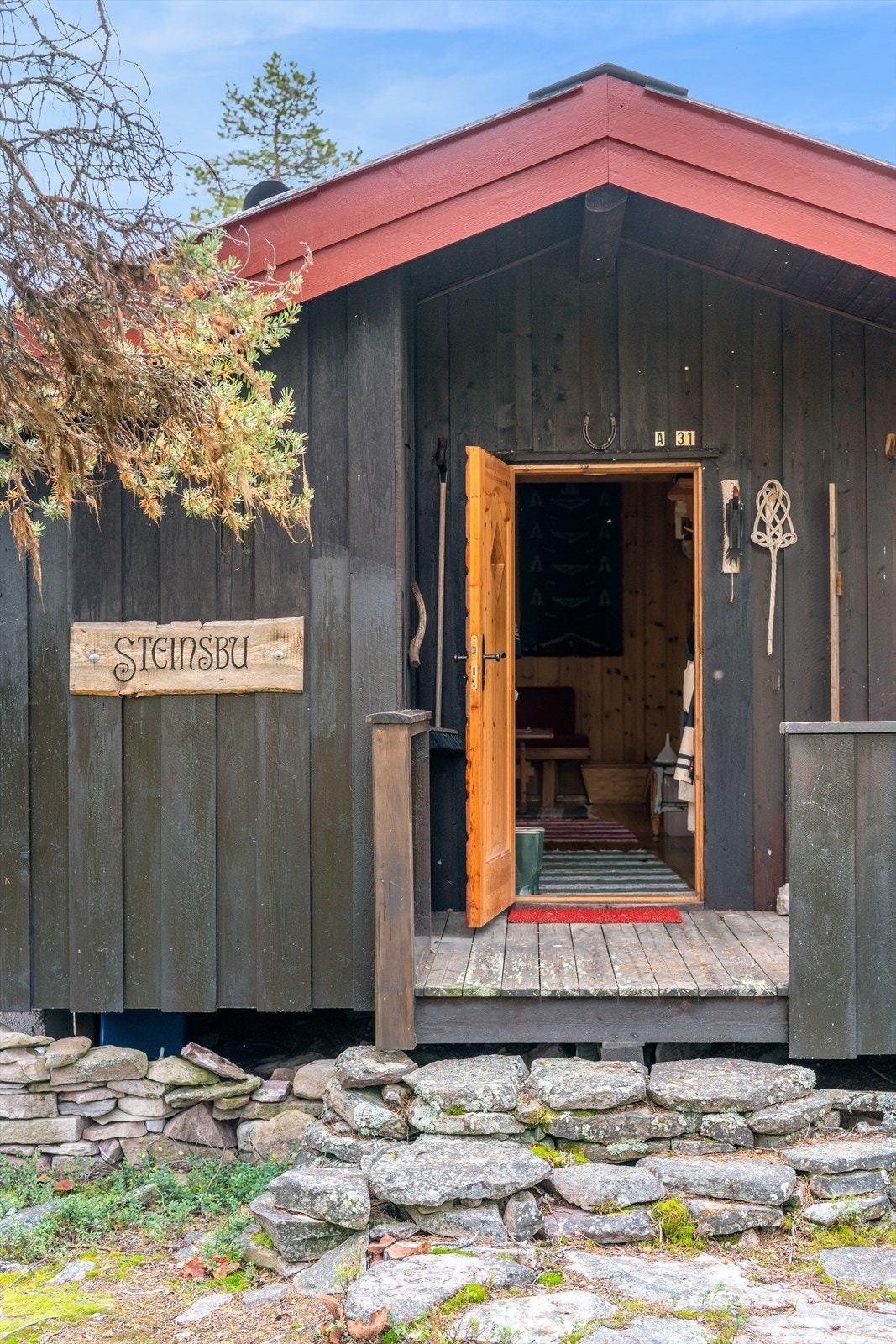 Entréen er dels overbygget og gir deg adkomst inn i hytta og inn på bod/utedo. Galleribilde