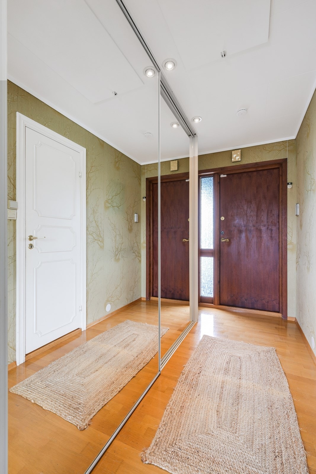 Entré med speil skyvedørsgarderobe. Galleribilde