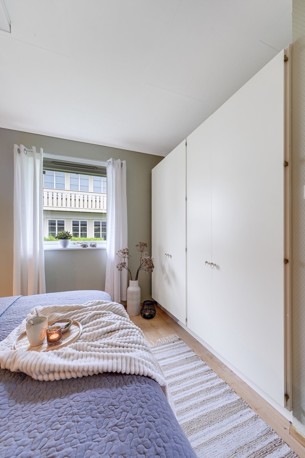Soverom i hovedetasje med hel vegg med garderobeskap. Galleribilde