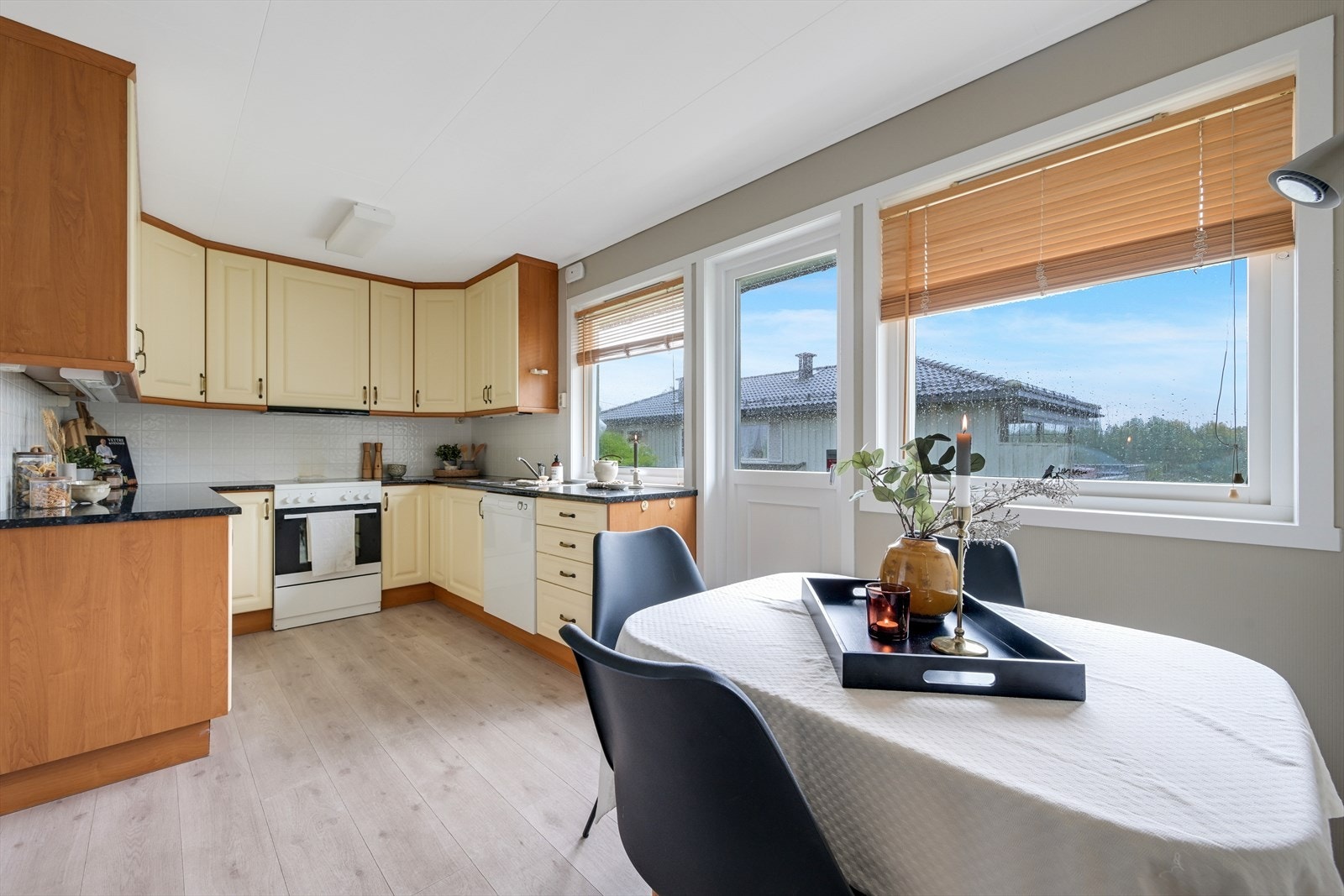 Kjøkken med utgang til balkong langs hele huset bort til overbygget veranda. Galleribilde