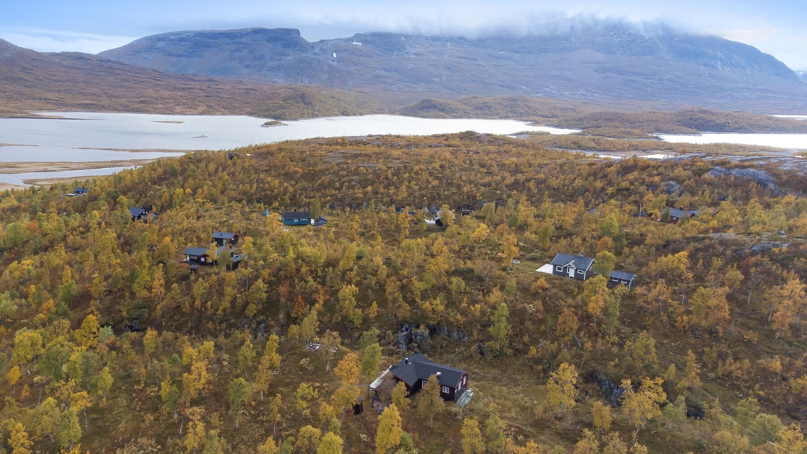 Oversiktsbilde av hytta og området rundt Galleribilde