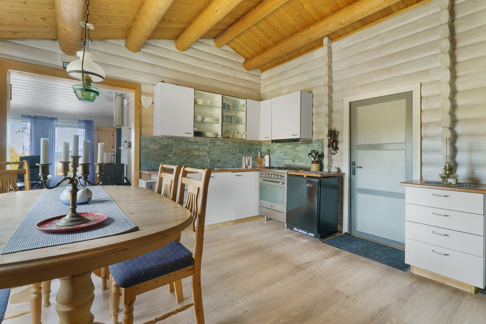 Kjøkkenet ble pusset opp i 2020. Satt inn nyere innredning Galleribilde