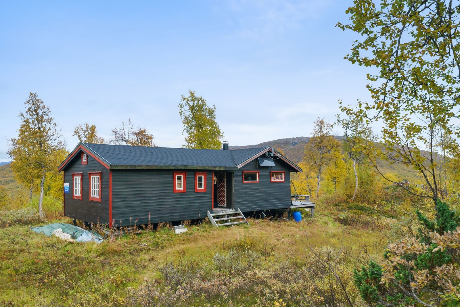 Hytta ble satt opp i 1985 og senere utvidet med stort bad og utebod Galleribilde