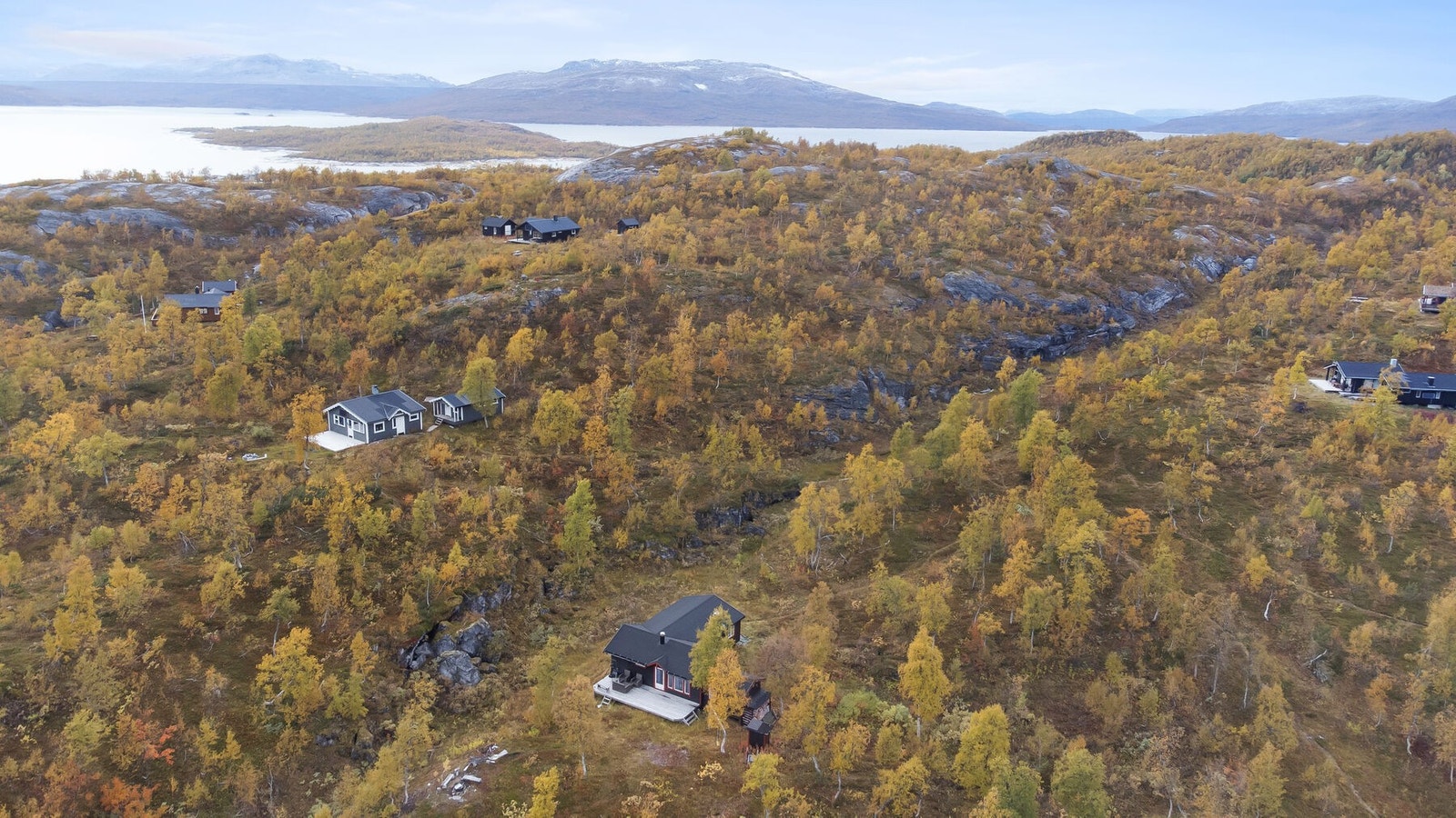 Oversiktsbilde av hytta og området rundt Galleribilde