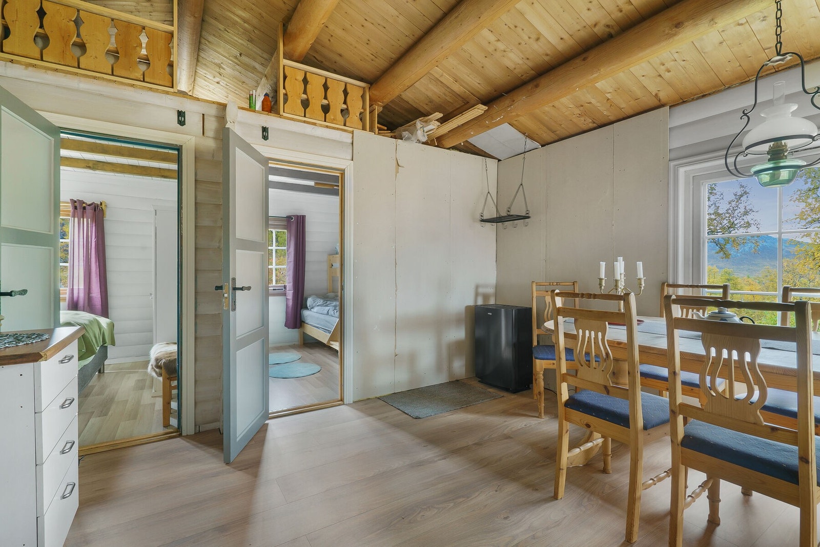 På kjøkkenet er det også montert Wallas diesel/parafin ovn med ring hytta varm (kontantkort) Galleribilde