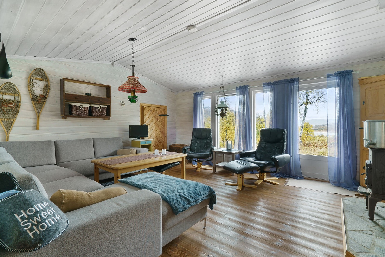 Hytta er pusset opp de senere år. Fra stuen er det utgang til en romslig terrasse Galleribilde