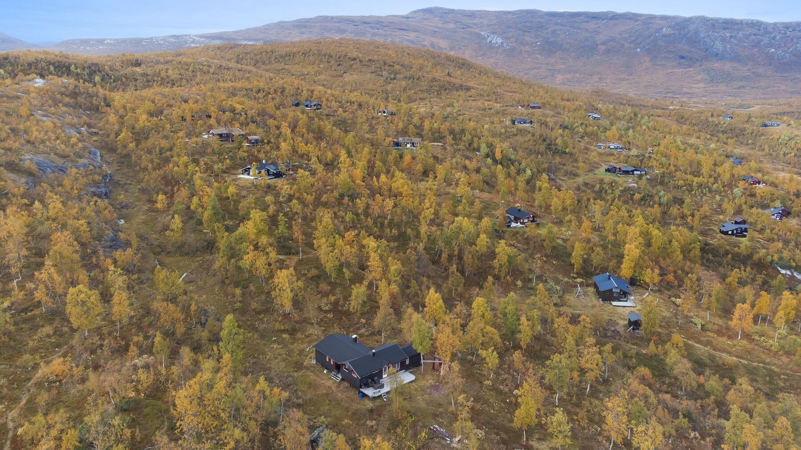 Oversiktsbilde av hytta og området rundt Galleribilde