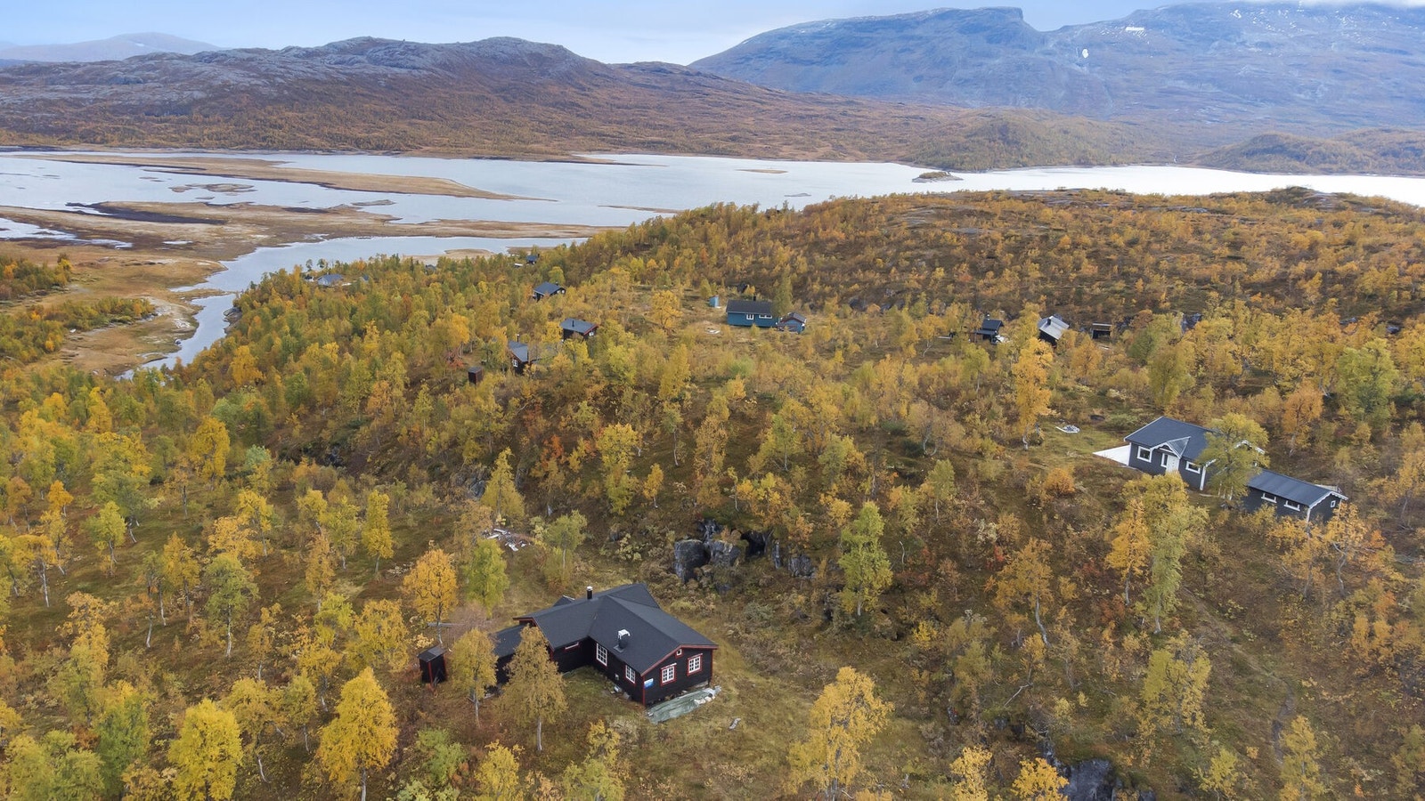 Oversiktsbilde av hytta og området rundt Galleribilde