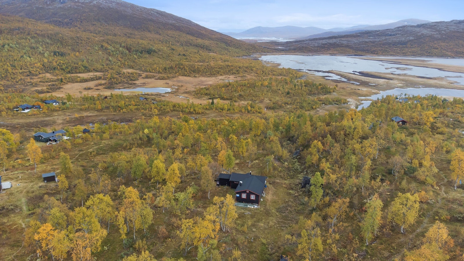 Oversiktsbilde av hytta og området rundt Galleribilde