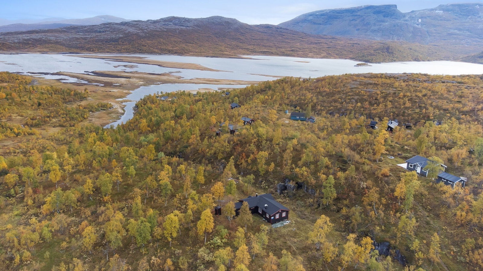 Oversiktsbilde av hytta og området rundt Galleribilde