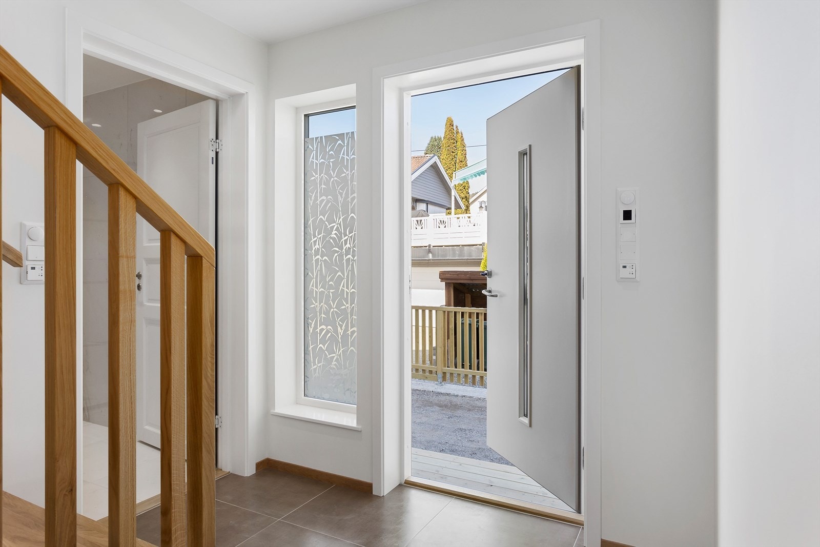 I entré og hall er det god plass for hele familien til å kle på seg samtidig Galleribilde