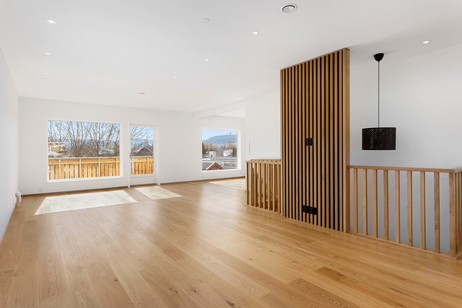 Det er klargjort for plassering av tv ved to steder i stue. Her ved spilevegg og ved stuevegg. Utsparring i himling ved terrassedør for pipeløp til ildsted Galleribilde