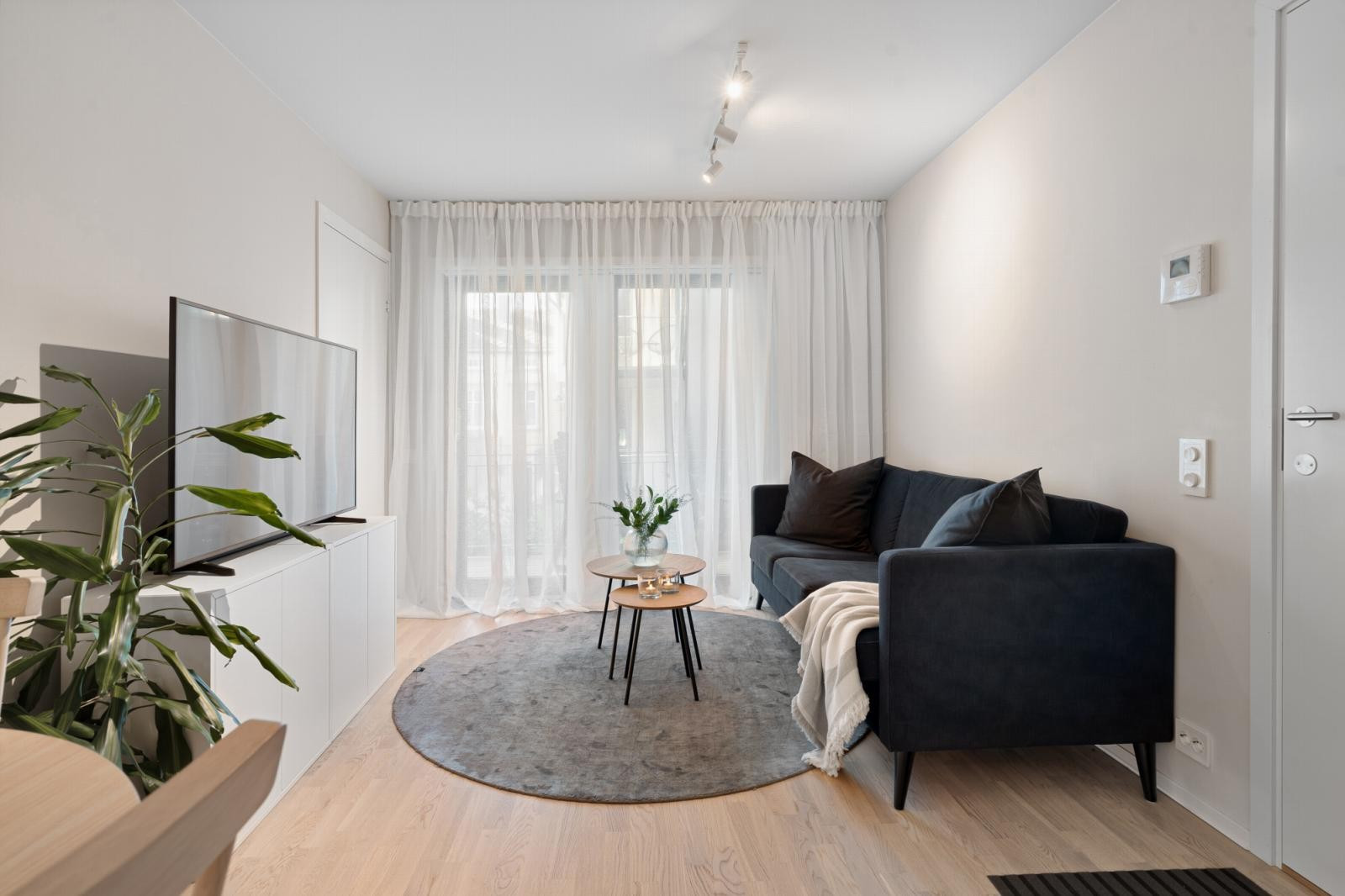 Fin planløsning som gir deg plass til sofa og TV-møblement.