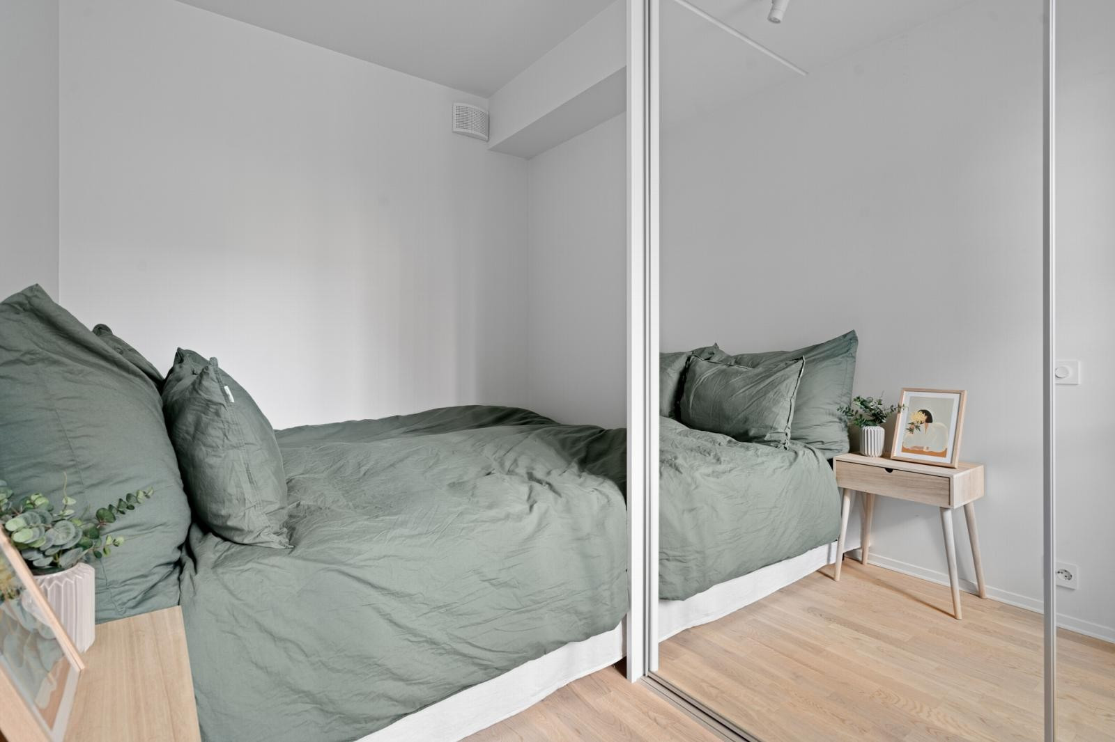 Etablert praktisk skyvedørsgarderobe med god plass til lagring.