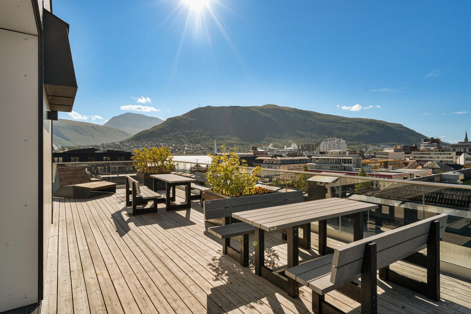 Stor felles takterrasse som byr på herlige sol- og utsiktsforhold.