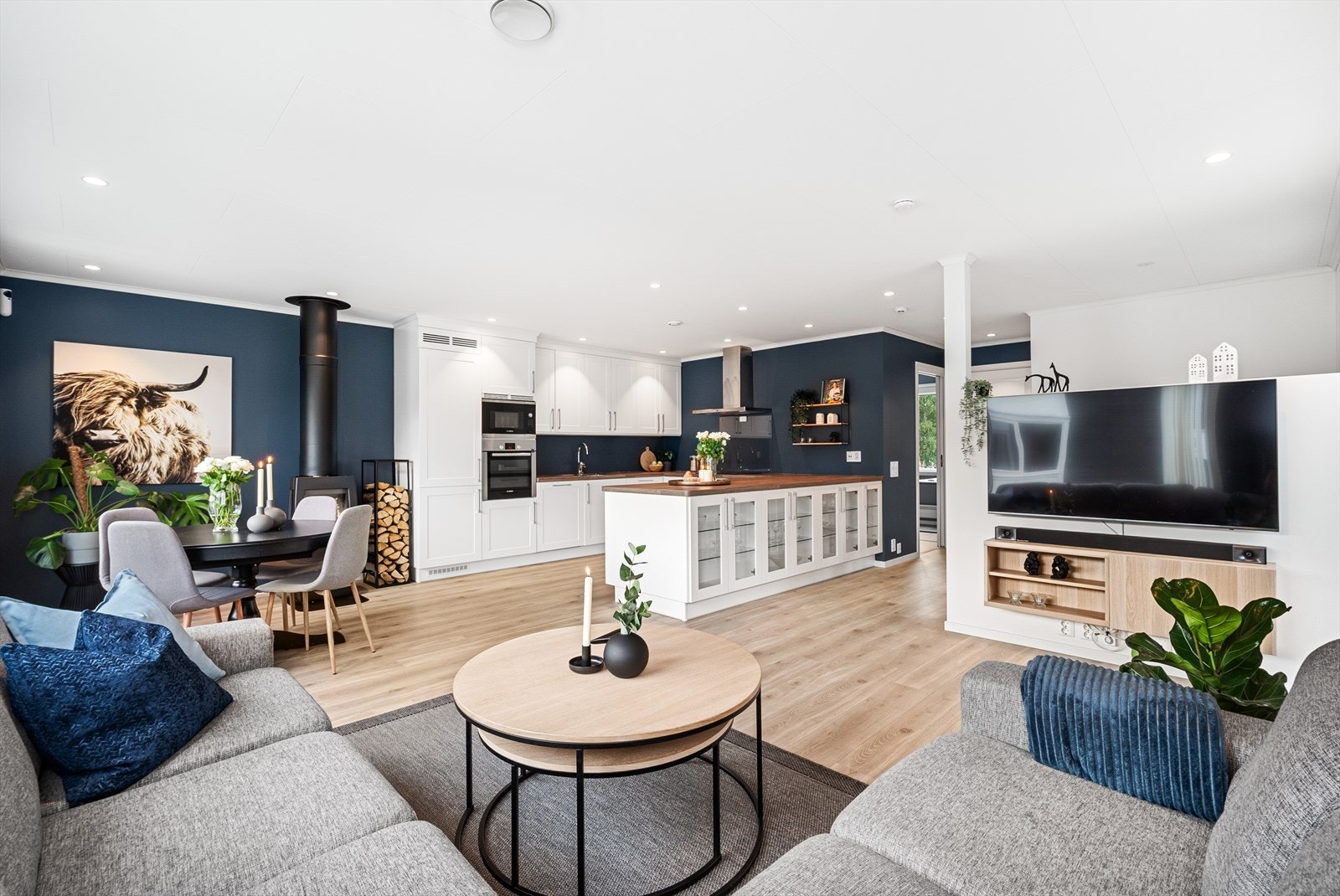 Veggene er malt i en dempet, moderne farge og det er innfelte LED-spotter i himlingen. Galleribilde