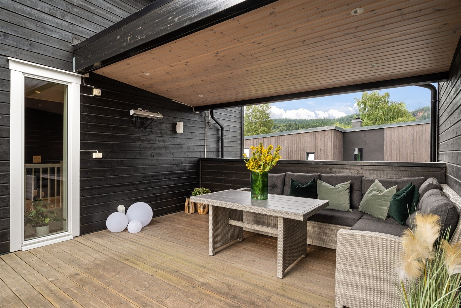 Terrassevarmer og belysning gjør at hyggen kan vedvare til langt inn i sene kveldstimer. Galleribilde