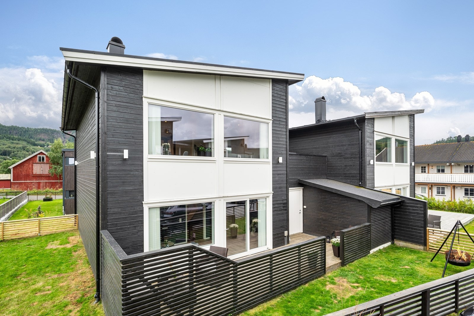 Velkommen til Teialia 3A - en tiltalende enebolig i rekke fra 2014 med høy standard, carport og to flotte terrasser. Galleribilde